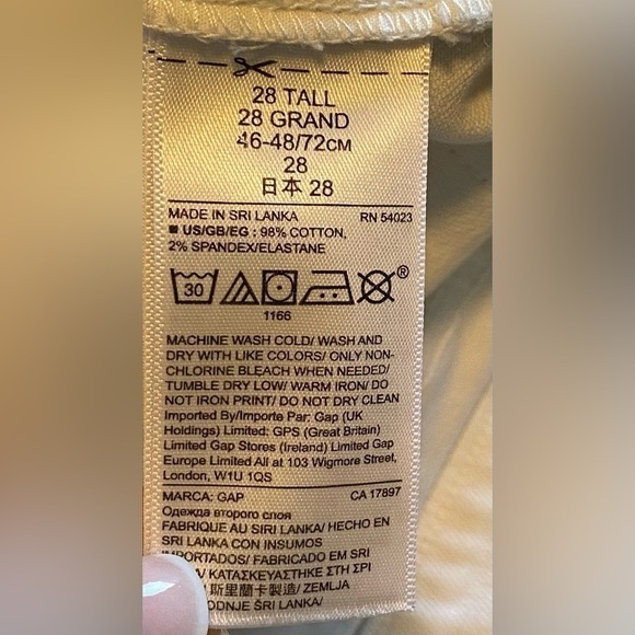 GAP - Super cute and comfy raw edge white denim 5 pocket shorts. Size 28T. - Picture 9 of 10